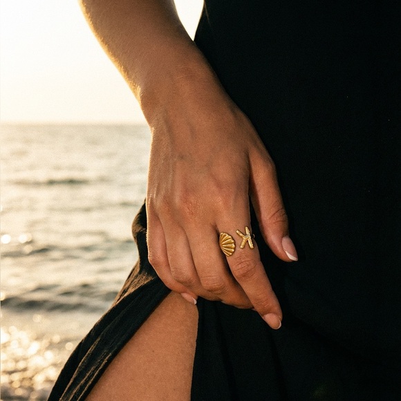 Jewelry - 18k Gold Plated Ocean Shell & Starfish Ring